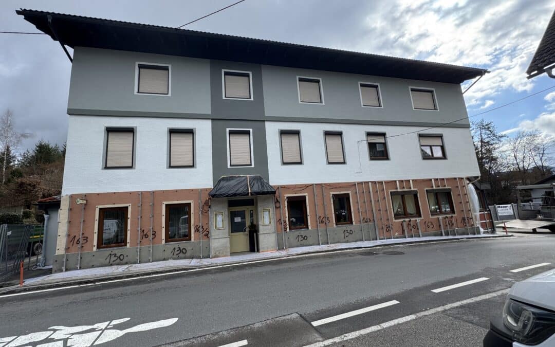 Renovation at the Thadeushof: Balcony and blinds with a new shine